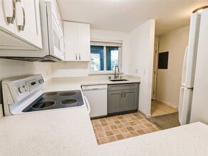 11107 NE 125th Ln, Unit F-321 in Kirkland, WA - Foto de edificio - Building Photo
