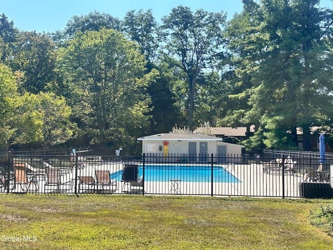 36 Donna Lynn Dr in East Greenbush, NY - Foto de edificio - Building Photo