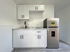 9255 SW 43rd Terrace in Miami, FL - Building Photo