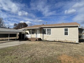 9305 NE 13th St in Midwest City, OK - Building Photo