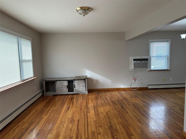 8 Miriam St in Valley Stream, NY - Building Photo - Building Photo