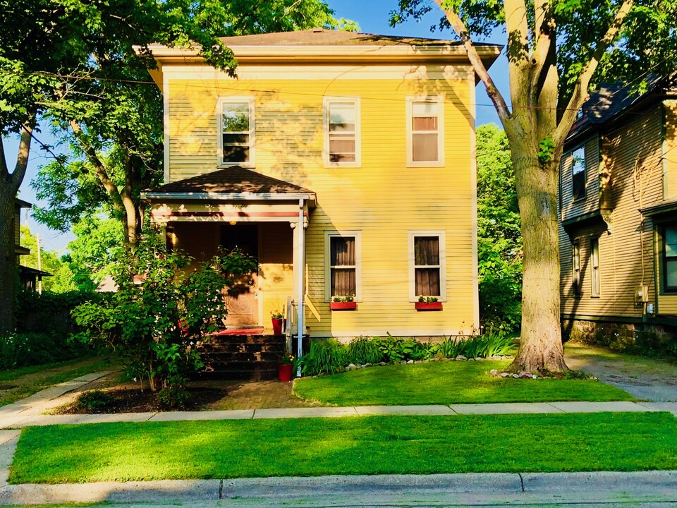 426 Elm St, Unit 2 in Kalamazoo, MI - Foto de edificio