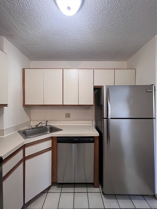 23 Elm St, Unit 301 in Somerville, MA - Building Photo