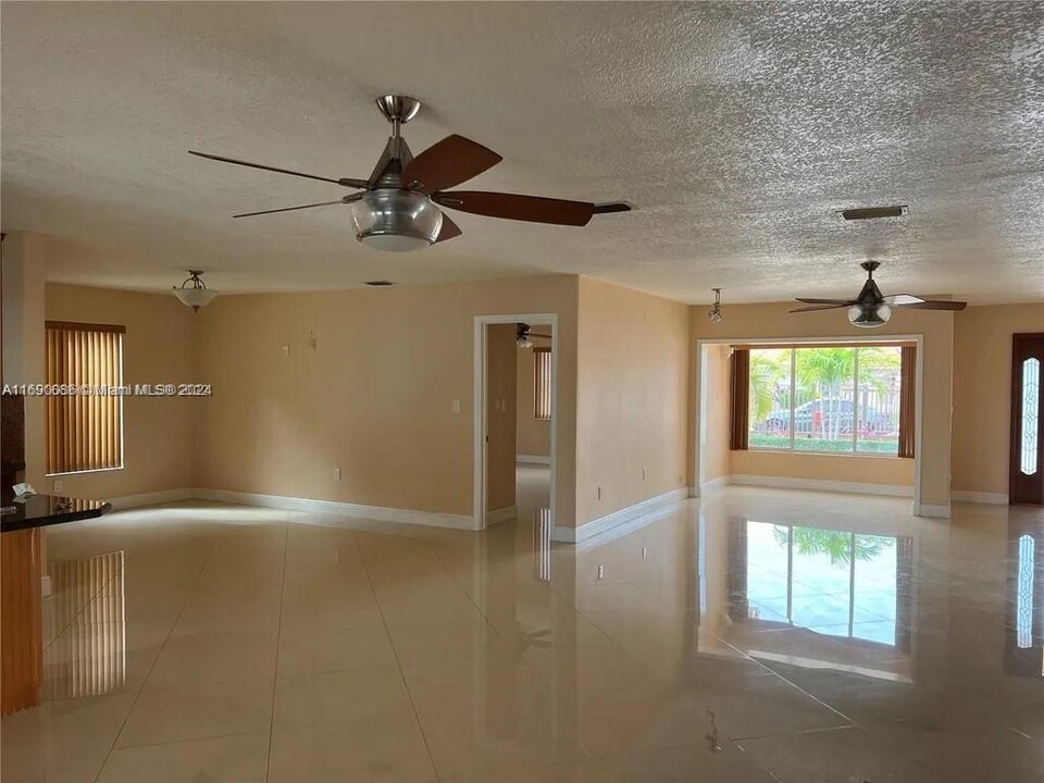 2515 SW 126th Ave in Miami, FL - Building Photo