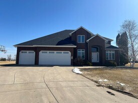 3516 Westmoor Cir in Moorhead, MN - Building Photo