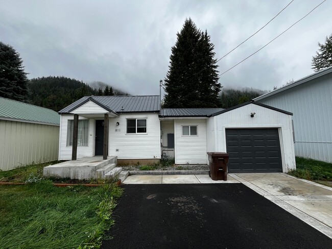 property at 811 Garden Ave
