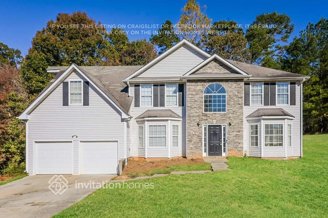597 Lakewater View Dr in Stone Mountain, GA - Foto de edificio
