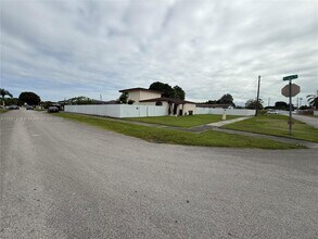 10865 Gibson Dr in Miami, FL - Building Photo - Building Photo