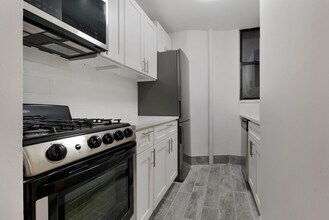 334 W 47th St in New York, NY - Foto de edificio - Building Photo
