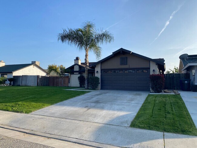 1005 Russell Ave in Bakersfield, CA - Foto de edificio - Building Photo