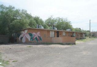 2641 N Estrella Ave in Tucson, AZ - Foto de edificio - Building Photo