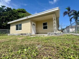 1155 Peak Rd in Lantana, FL - Building Photo