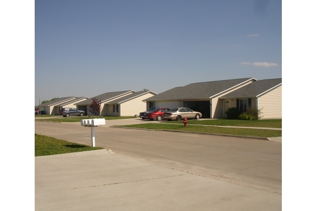 W Steenhoek St in Prairie City, IA - Foto de edificio