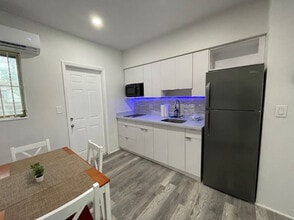 1117 Douglas Rd in Miami, FL - Building Photo - Building Photo