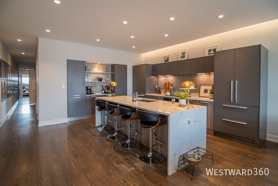 880 N Milwaukee Ave in Chicago, IL - Building Photo