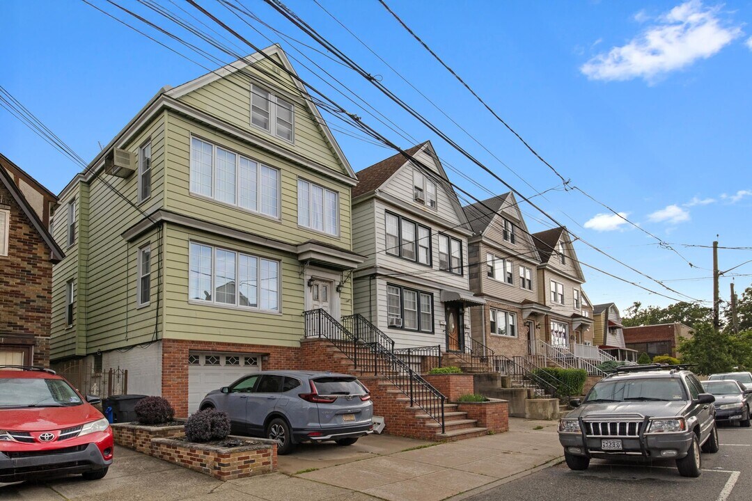 120 W 45th St in Bayonne, NJ - Building Photo