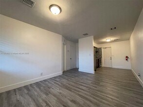510 NE 4th Ave in Hallandale Beach, FL - Building Photo - Building Photo