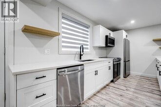 241 Robinson Ave in Essex, ON - Building Photo - Building Photo