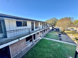 2201 N Grand Blvd in Pearland, TX - Building Photo