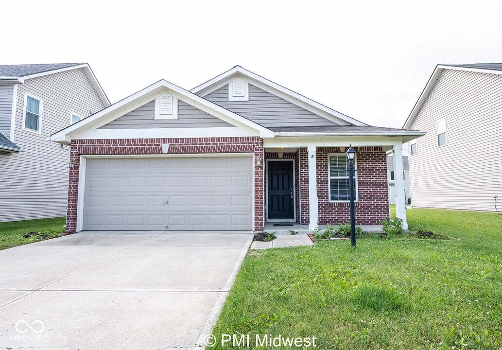 19496 Prairie Crossing Dr in Noblesville, IN - Building Photo