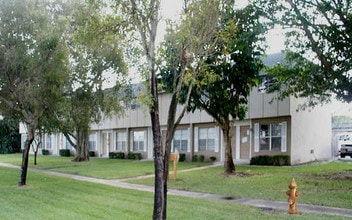 The Townhomes Of Plantation in Plantation, FL - Building Photo - Building Photo