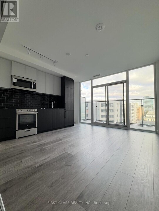 285-285 Dufferin St in Toronto, ON - Building Photo