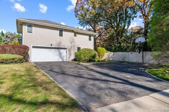 25 Belmont Dr W in Roslyn Heights, NY - Building Photo - Building Photo