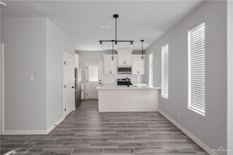 408 N Onyx Ave in Edinburg, TX - Foto de edificio - Building Photo