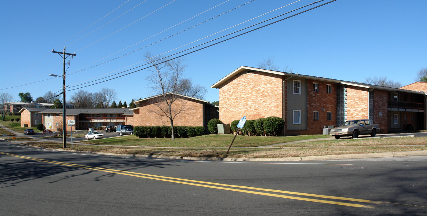 Leon Court Apartments in Durham, NC - Building Photo