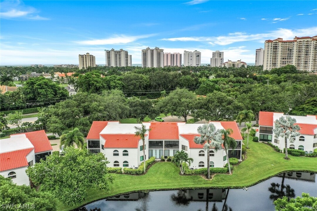 631 Beachwalk Cir in Naples, FL - Building Photo