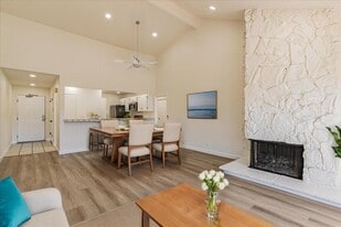 25700 University Ct, Unit 323 in Hayward, CA - Building Photo