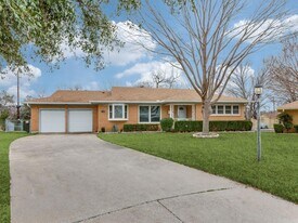 1709 Menzer Ct, Unit 2 in Fort Worth, TX - Building Photo