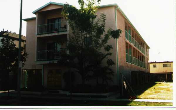 1043 Raymond Ave in Long Beach, CA - Building Photo - Building Photo