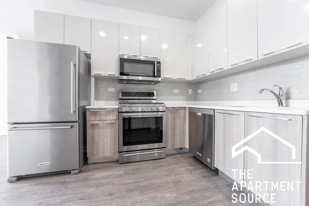 931 W Dakin St, Unit 301 in Chicago, IL - Building Photo