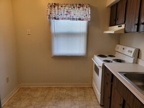 680 Broad St, Unit E in Akron, PA - Building Photo - Building Photo