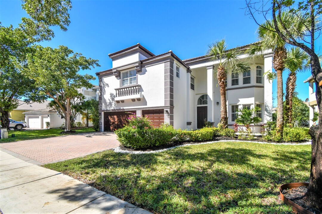 4951 SW 158th Ave in Miramar, FL - Building Photo