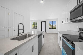 309 NW 7th Ct in Hallandale Beach, FL - Building Photo - Building Photo