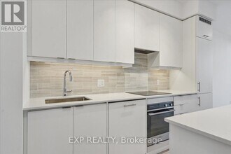 30 Elm Dr W in Mississauga, ON - Building Photo - Building Photo