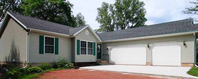1315 Lakeview Rd in West Bend, WI - Building Photo - Building Photo