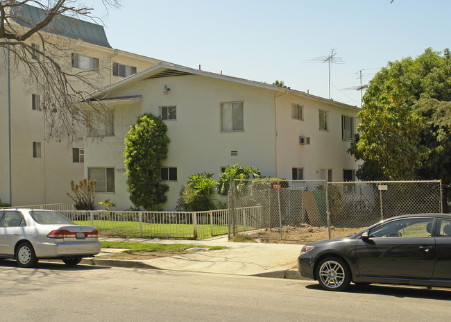 1435 N Poinsettia Pl in Los Angeles, CA - Foto de edificio - Building Photo