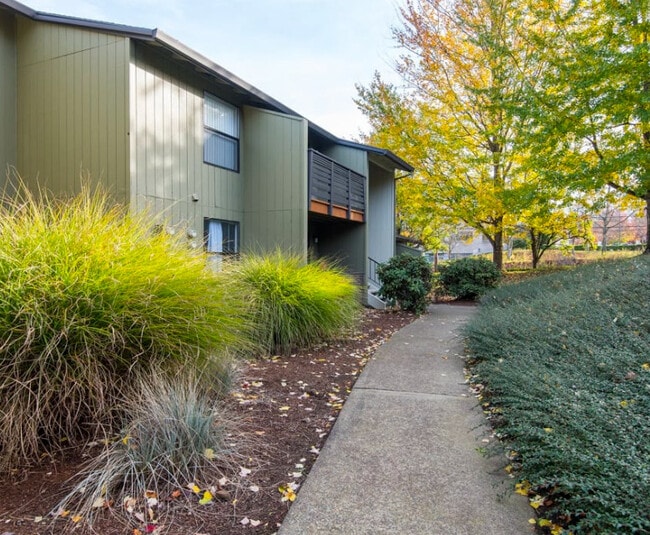 Meridian Village Apartments in Tualatin, OR - Foto de edificio - Building Photo