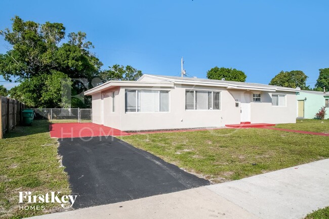 2441 NW 182nd Terrace in Miami Gardens, FL - Foto de edificio - Building Photo