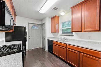 8702 Shady Vista Ln in Houston, TX - Building Photo - Building Photo