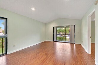 351 Club Cir, Unit 2070 in Boca Raton, FL - Building Photo - Building Photo