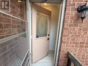 34 Cypress Ct in Aurora, ON - Building Photo - Building Photo