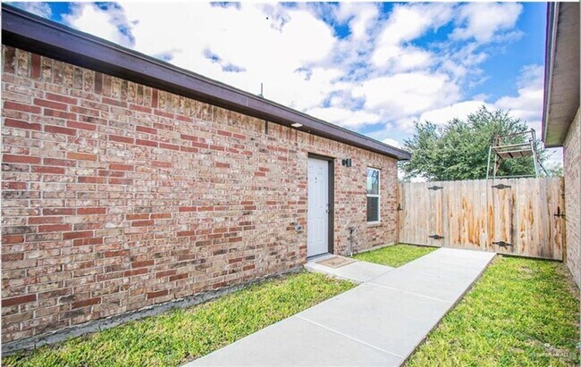 3907 Valeria St, Unit 1 in Edinburg, TX - Foto de edificio - Building Photo
