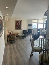 905 Brickell Bay Dr, Unit 1730 in Miami, FL - Foto de edificio - Building Photo