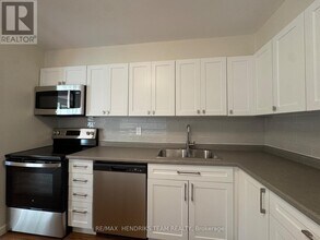 5611 Valley Wy in Niagara Falls, ON - Building Photo - Building Photo