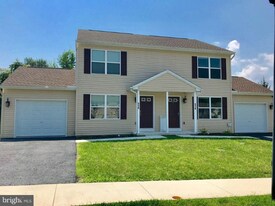 518 Dakemich Ct in Enola, PA - Building Photo