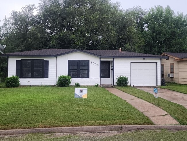 property at 1005 E Polk Ave